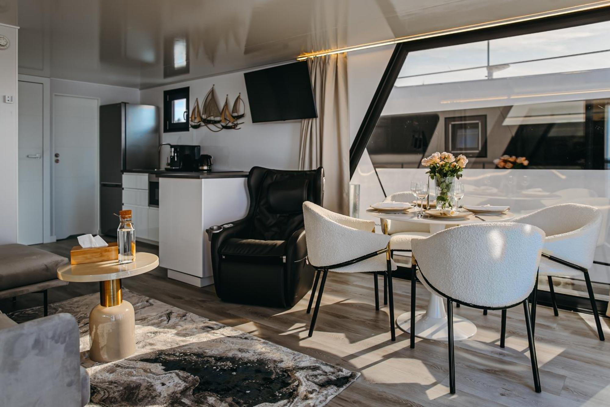 Grand Ht Houseboats - Domki Na Wodzie - Sauna, Jacuzzi, Kominek Mielno  Szoba fotó